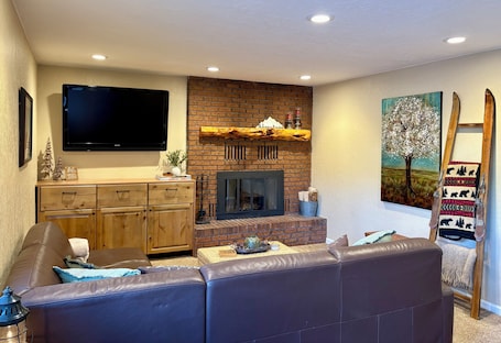 Smart TV, fireplace, DVD player, table tennis. 1BD Ski-in/Ski-out Condo Near Lift 8 & 1. Grab a Lift and Ski To Either Lodge.