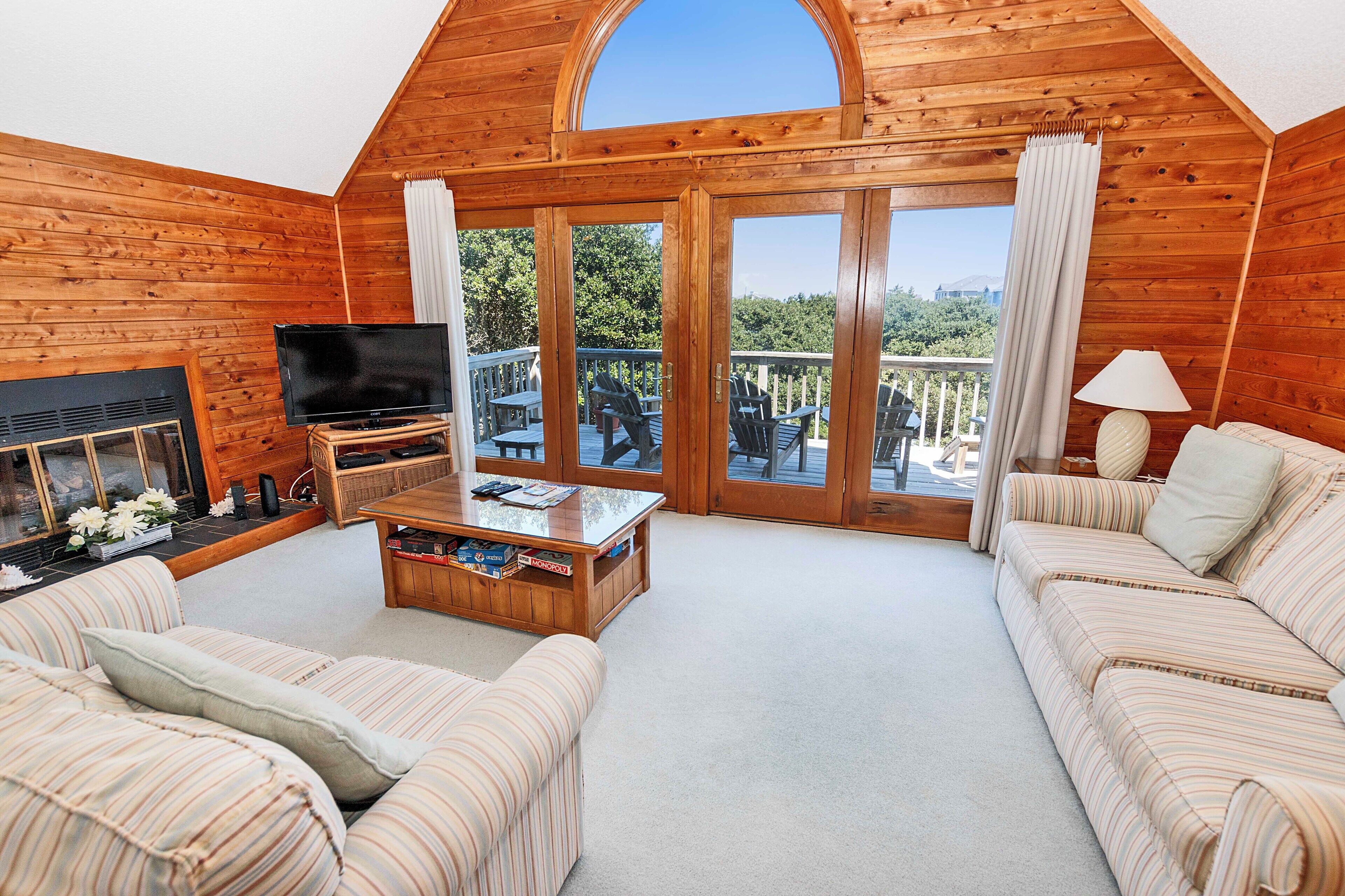 Televisor, llar de foc, reproductor de DVD i estèreo 