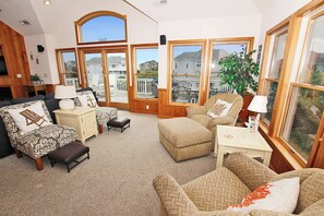 تلفزيون، مدفأة، كُتُب