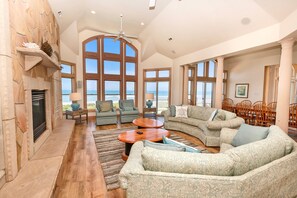 Fernseher, Kamin, Stereoanlage