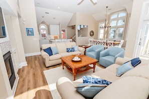 テレビ、DVD プレーヤー、テーブルサッカー台、書庫