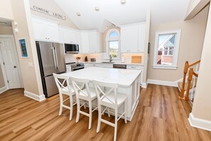 冷蔵庫、電子レンジ、オーブン、コンロ