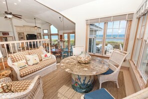 テレビ、暖炉、DVD プレーヤー、テーブルサッカー台