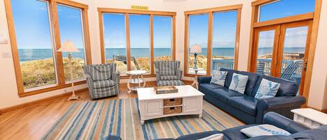 تلفزيون، مدفأة، كرة قدم الطاولة، ستيريو