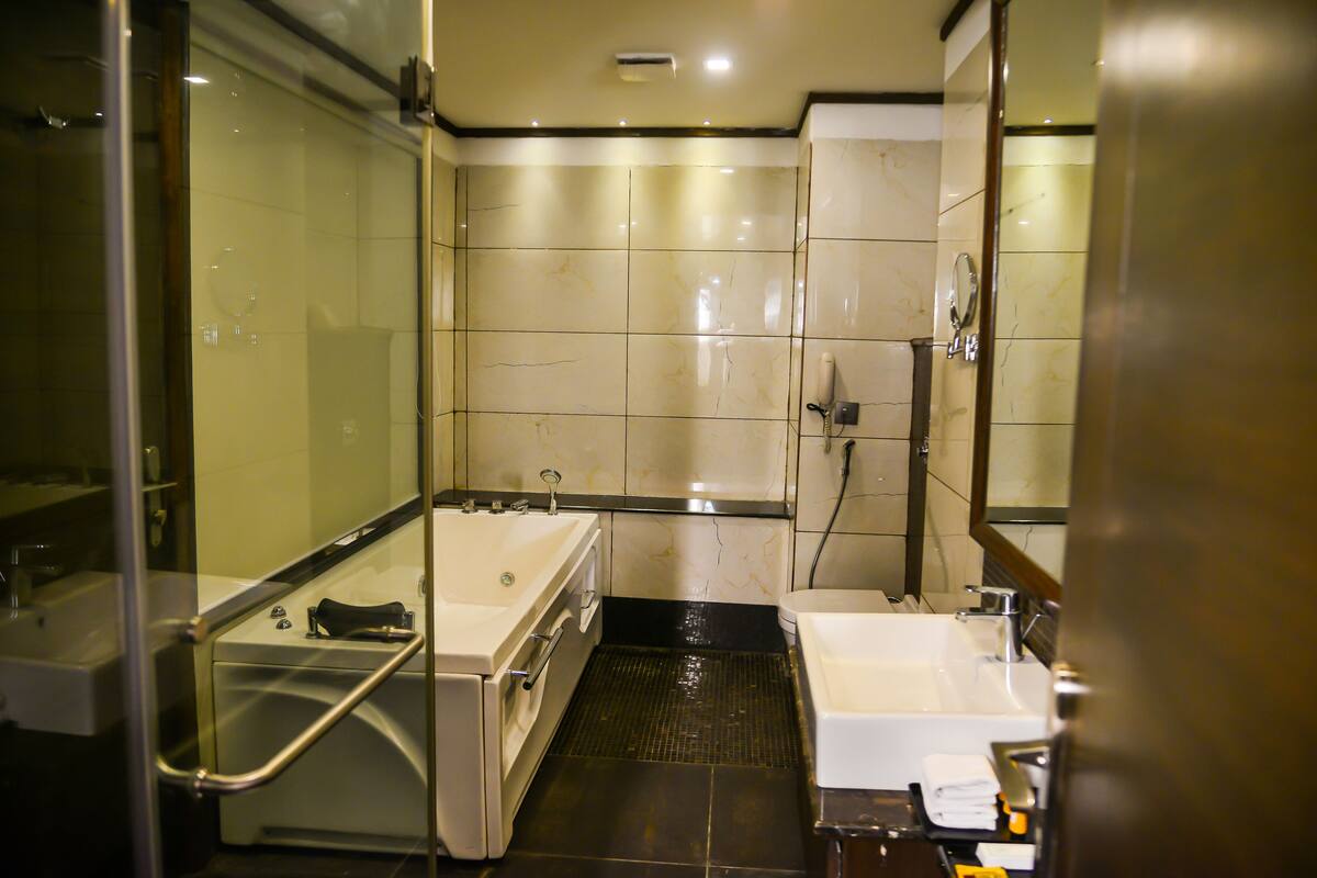 presidential room | bathroom | shower, free toiletries, hair dryer, towels
