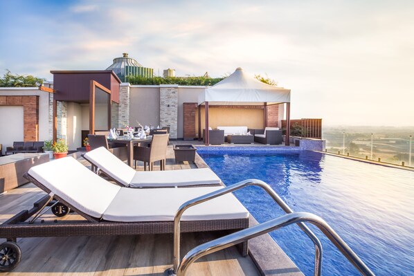 Outdoor pool - Hotel Almeida (Dera Bassi)