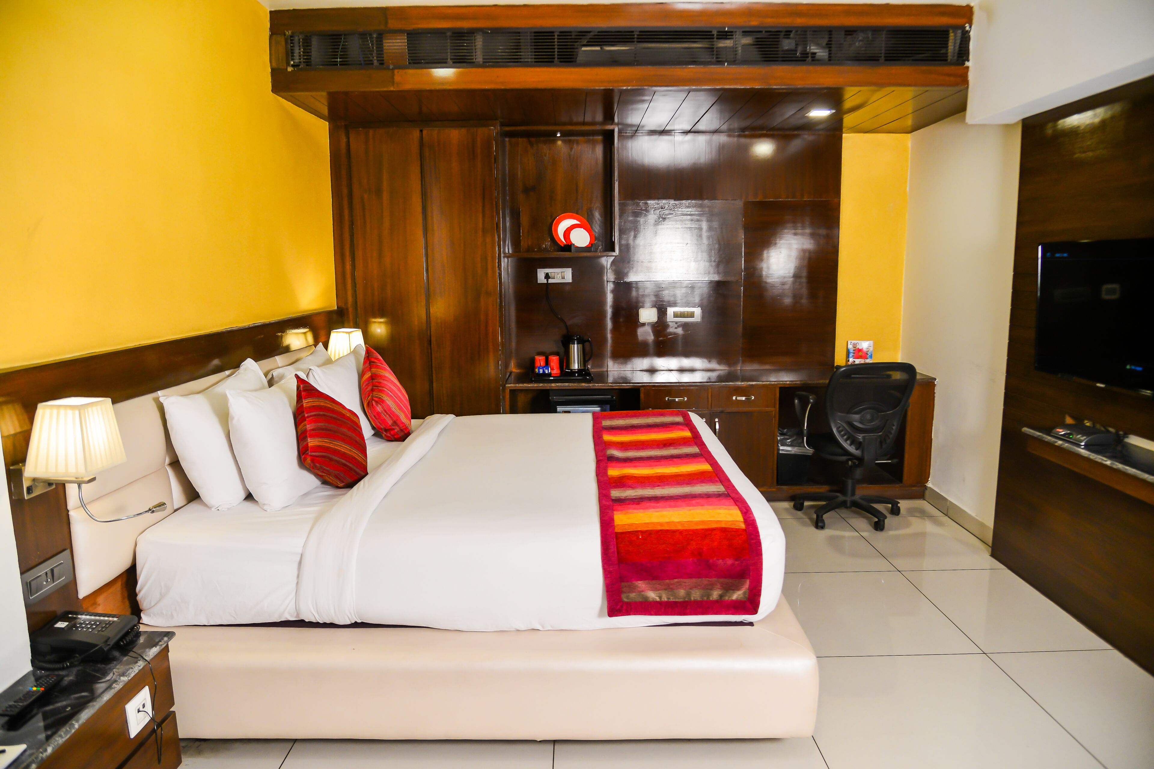 in-room safe, desk, laptop workspace, blackout curtains