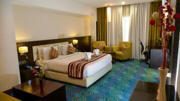 Executive Room | In-room safe, desk, laptop workspace, blackout drapes