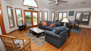 TV, fireplace - Oceanside, Hot Tub, Screened porch, Close to Beach, OS9H, Starfisher (Corolla)