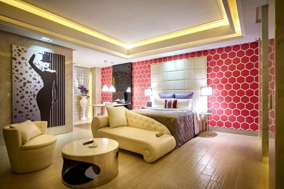 Deluxe Double Room | Minibar, desk, blackout drapes, soundproofing