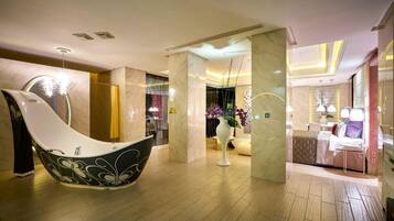 Quarto casal luxo | Frigobar, escrivaninha, cortinas blackout, quartos à prova de som