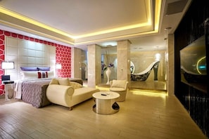 Minibar, desk, blackout curtains, soundproofing - Purple Rainbow Motel (New Taipei City)