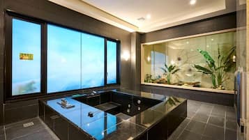 Quarto casal econômico | Banheiro | Banheira e chuveiro separados, produtos de toalete grátis