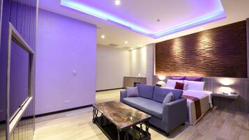 Frigobar, escrivaninha, cortinas blackout, quartos à prova de som