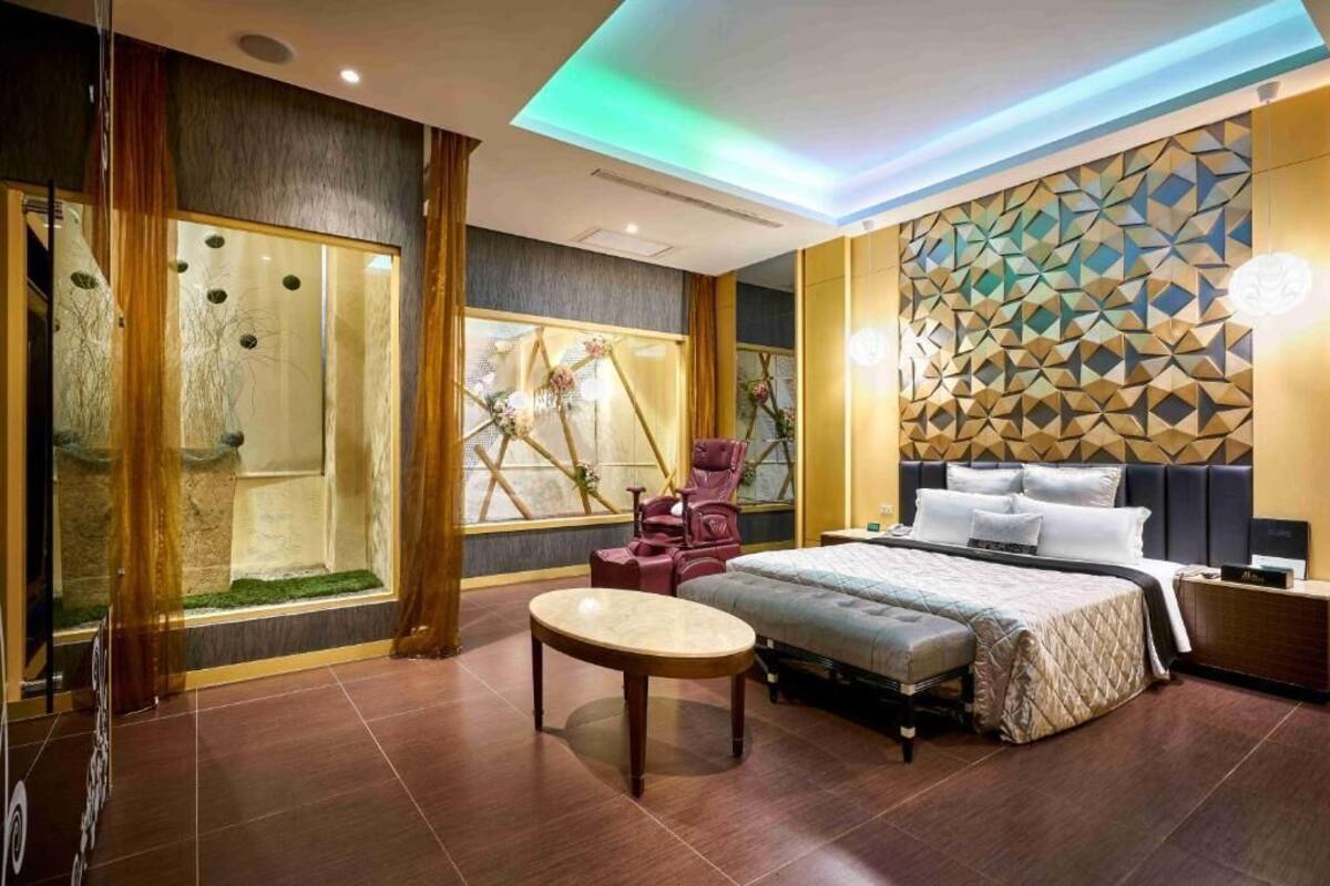 Superior Double Room | Minibar, desk, blackout drapes, soundproofing