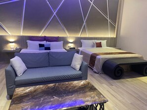 Minibar, desk, blackout curtains, soundproofing - Purple Rainbow Motel (New Taipei City)