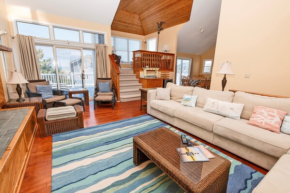 Televisión, chimenea, reproductor de DVD y futbolito 