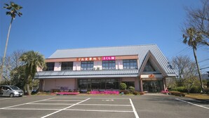 A building with a sign that reads "お食事処" and "さくらら館".