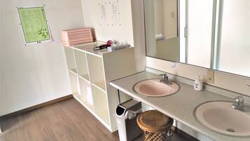 Slaapzaal, alleen voor vrouwen | Gemeenschappelijke badkamer