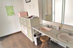 Slaapzaal, alleen voor vrouwen | Gemeenschappelijke badkamer