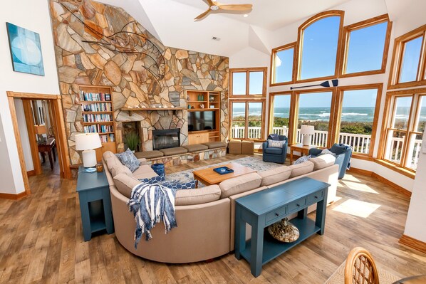 TV, caminetto, tavolo da calcetto, libri