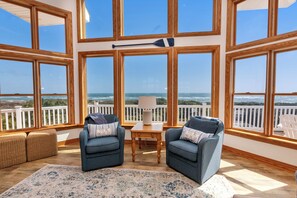 TV, caminetto, tavolo da calcetto, libri