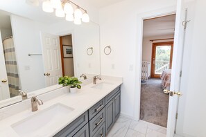 7 bedrooms, iron/ironing board, travel crib, free WiFi