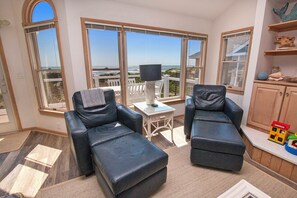 Flat-screen TV, fireplace, books