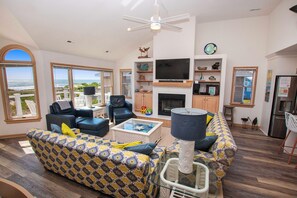 Téléviseur à écran plat, foyer, livres