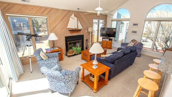 Télévision, cheminée, baby-foot, livres