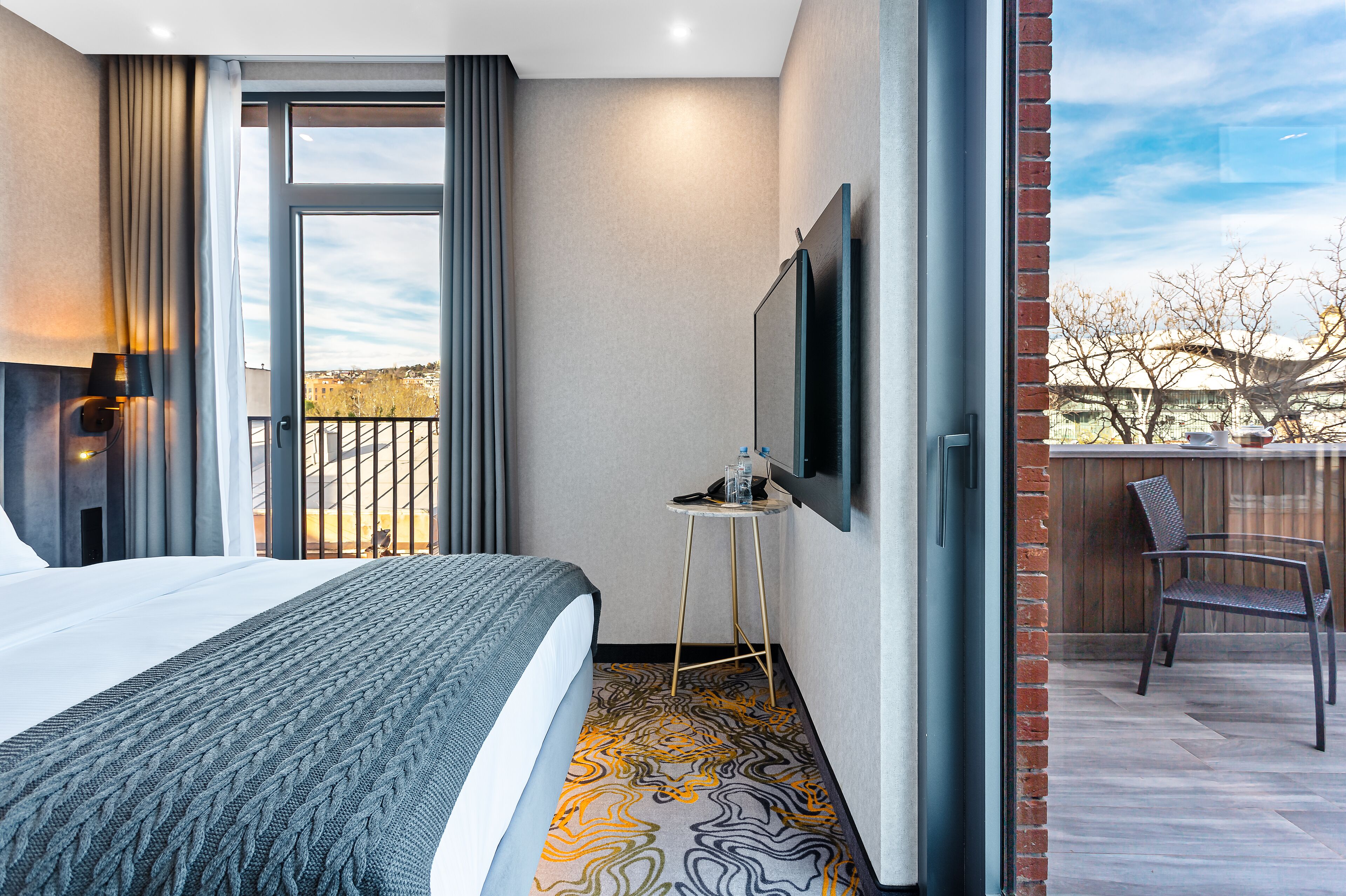 panoramic single room | in-room safe, soundproofing, free wifi, bed sheets