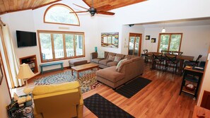 Televisión de pantalla plana, reproductor de DVD y estéreo 