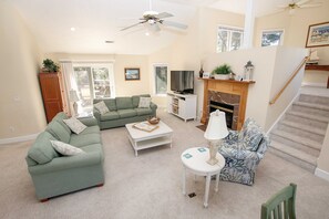 Télévision, lecteur de DVD, livres, chaîne hi-fi