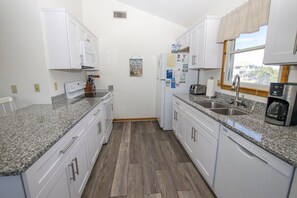 Réfrigérateur, four à micro-ondes, un four, surface de cuisson