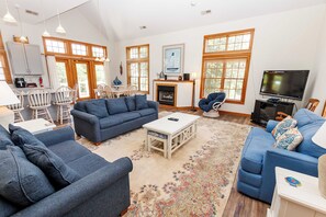 Een televisie, een open haard, tafelvoetbal en een stereo