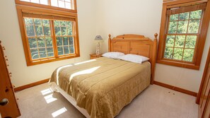 4 slaapkamers, een strijkplank/strijkijzer, reisbedje, gratis wifi