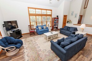 Een televisie, een open haard, tafelvoetbal en een stereo