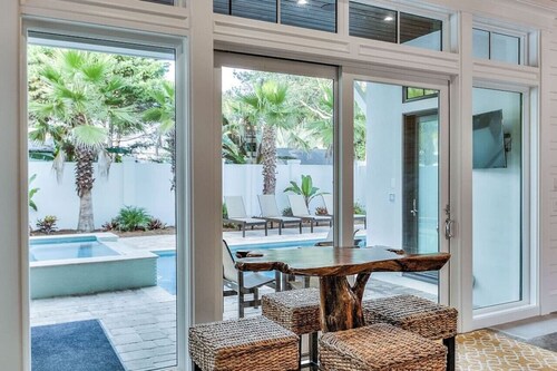 SPECTACULAR / MERKKI UUSI RANNATALO, JOKAISSA SKYDECK & ASENNUS-POOLI / SPA