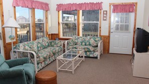 Een televisie, een dvd-speler en boeken