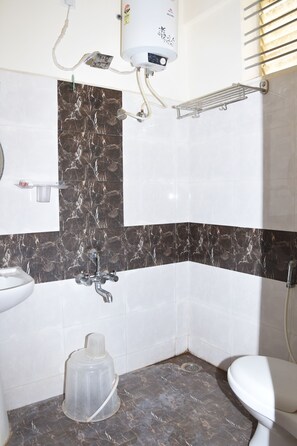 Regadera, regadera tipo lluvia, amenidades de baño gratuitas, toallas 