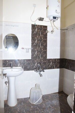 Shower, rainfall showerhead, free toiletries, towels - Cranberry Hospitality Services (Bengaluru)