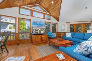 テレビ、DVD プレーヤー、卓球台、ステレオ