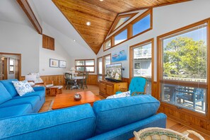 テレビ、DVD プレーヤー、卓球台、ステレオ