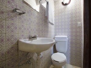 Quarto standard, 2 camas Queen | Banheiro | Chuveiro, toalhas de banho, sabonete