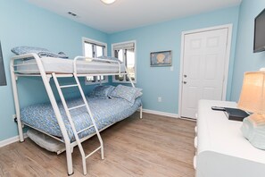 4 habitaciones, tabla de planchar con plancha y cuna de viaje
