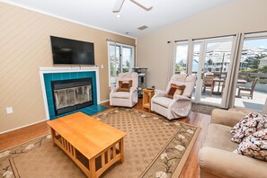 Télévision, cheminée, lecteur de DVD, vidéothèque