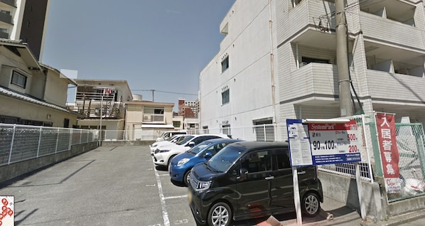 Parking sans voiturier (300 JPY par nuit)
