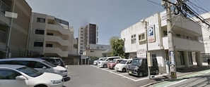 Parking sans voiturier (300 JPY par nuit)