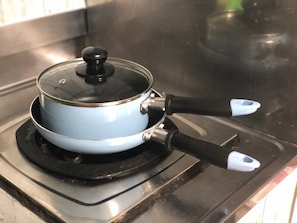 Grand réfrigérateur, micro-ondes, plaque de cuisson
