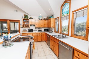 Køleskab, mikrobølgeovn, ovn, kogeplade